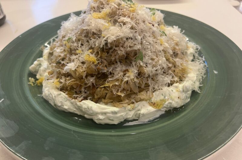 סלט כרוב אפוי על לבנה